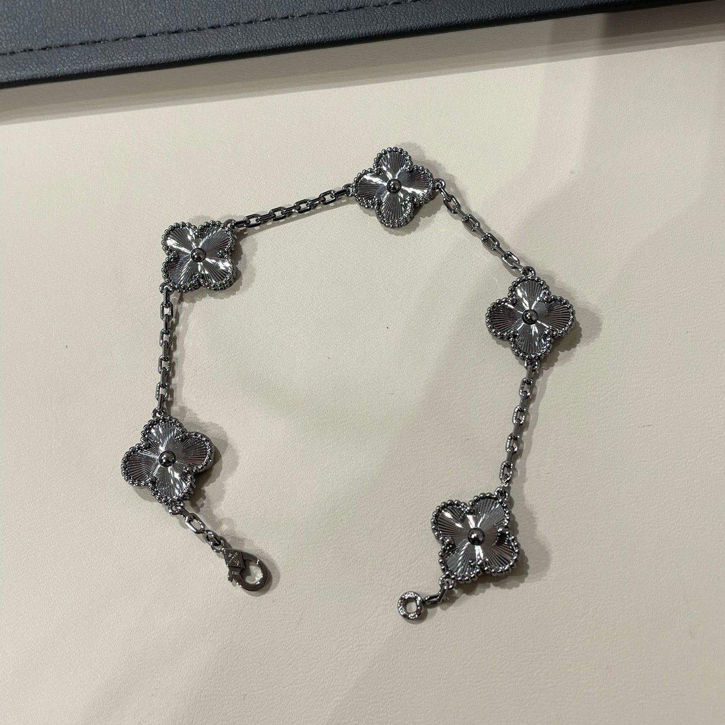 [Raffine]CLOVER 5 MOTIV SCHWARZES ARMBAND 