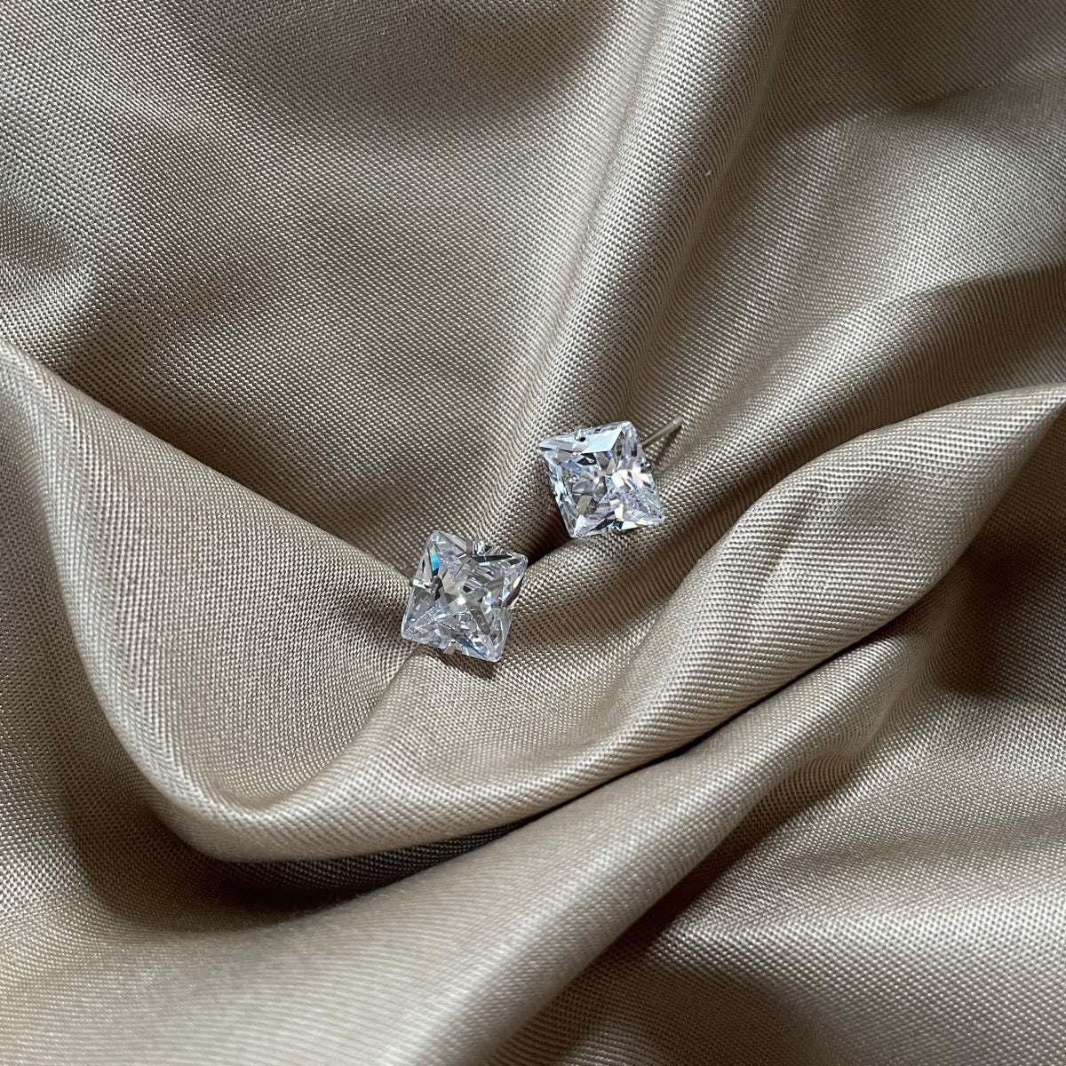 [Raffine]Stylish Shiny Square Center Stone Stud Earrings