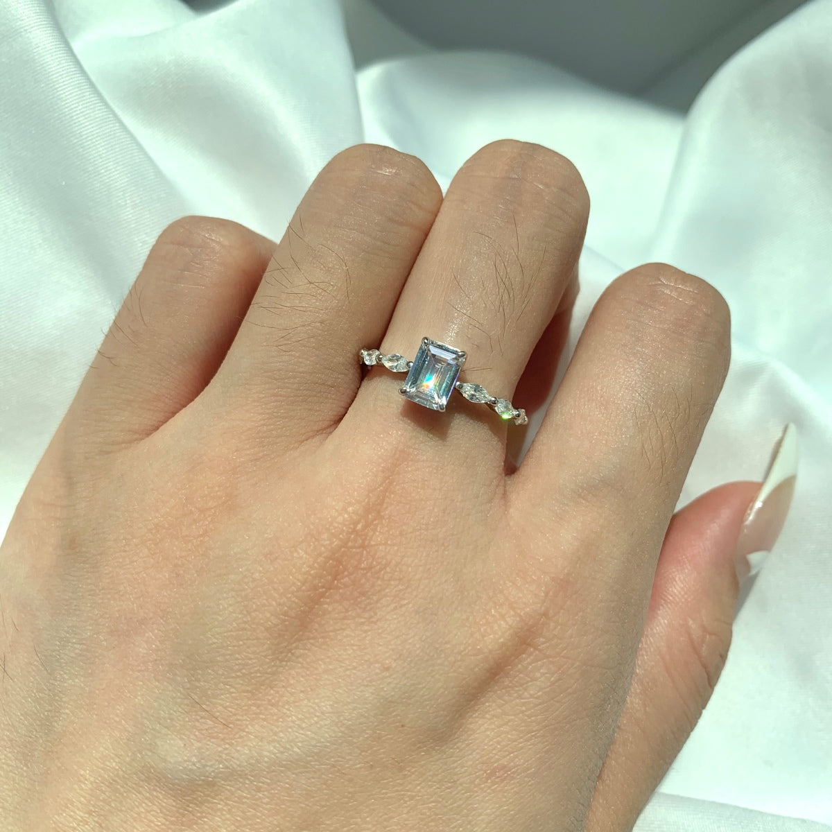 [Raffine] Anillo diario delicado y resplandeciente de corte radiante de 1.0 quilates