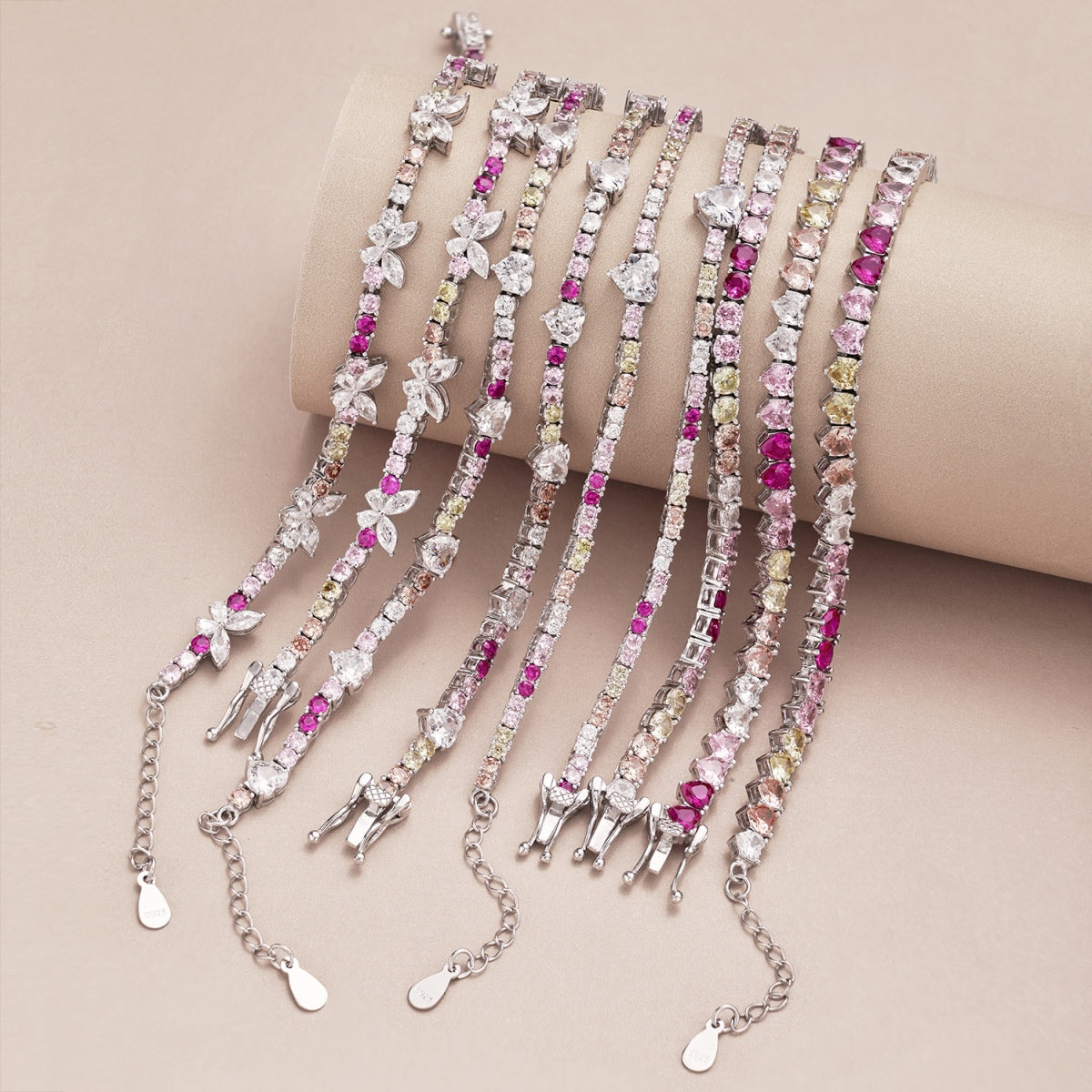 [Raffine] Pulsera diaria con corte redondo y forma de mariposa colorida y ornamentada