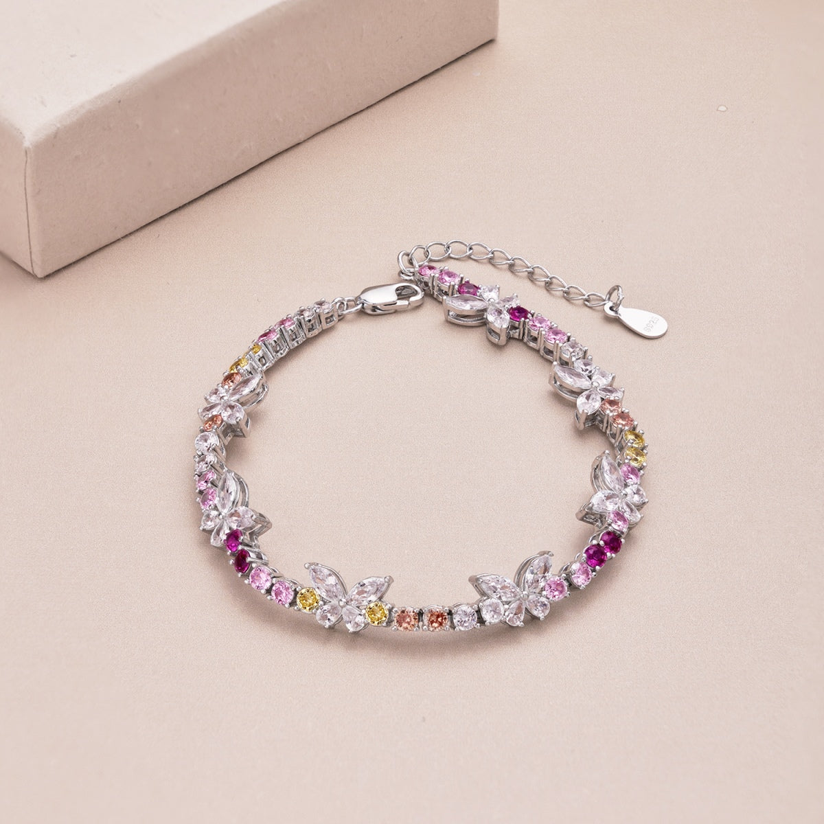 [Raffine] Pulsera diaria con corte redondo y forma de mariposa colorida y ornamentada