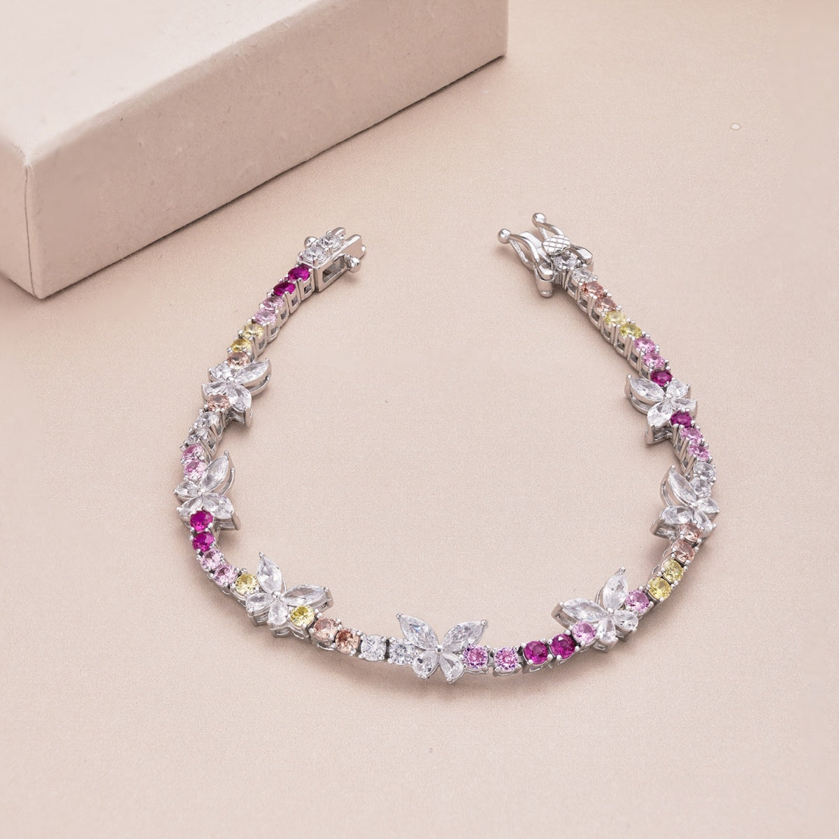 [Raffine] Pulsera diaria con corte redondo y forma de mariposa colorida y ornamentada