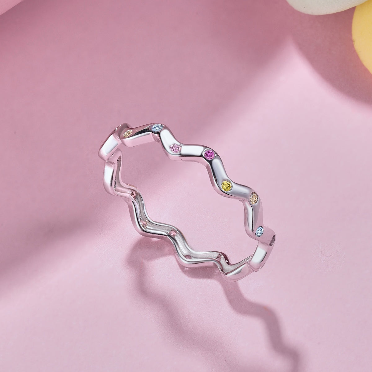 [Raffine] Anillo diario adornado con corte redondo vibrante