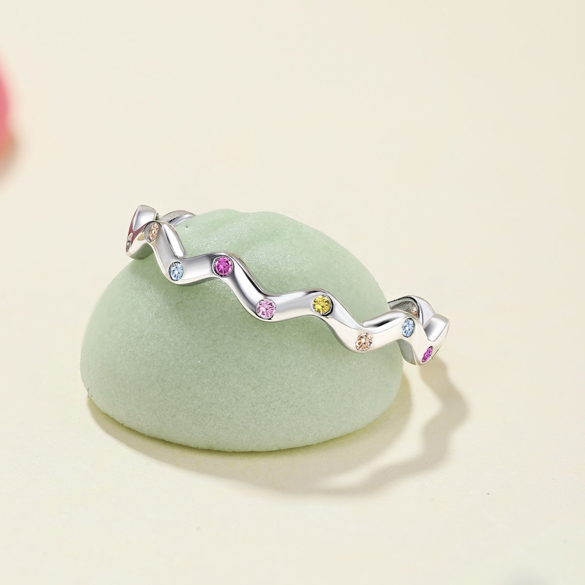 [Raffine] Anillo diario adornado con corte redondo vibrante