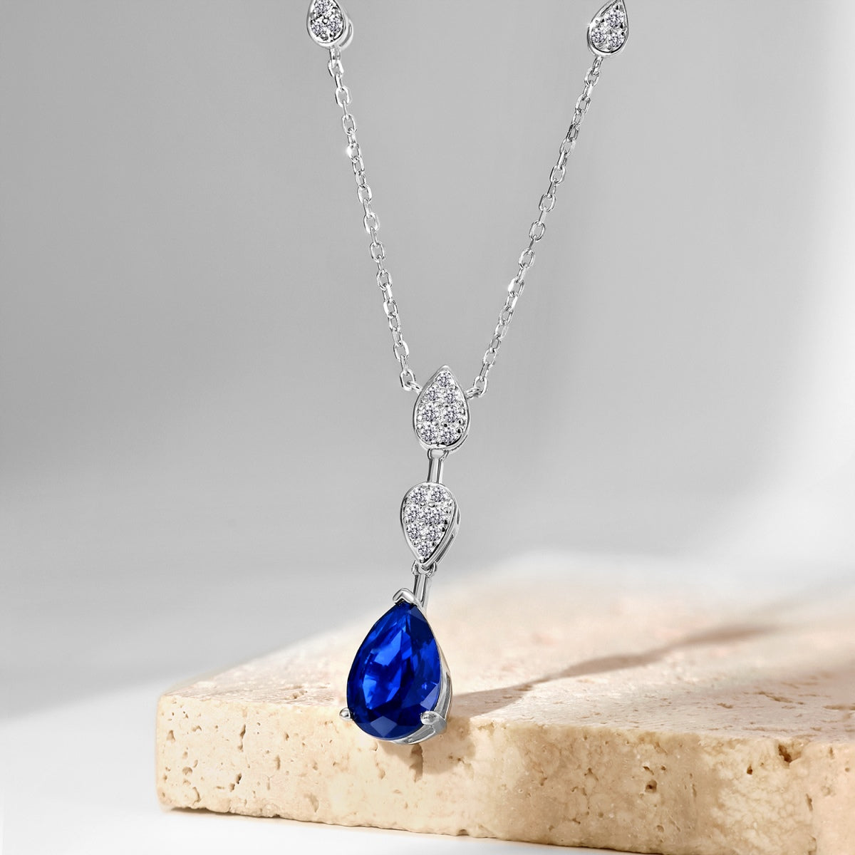 [Raffine]Dazzling Pear Cut Necklace