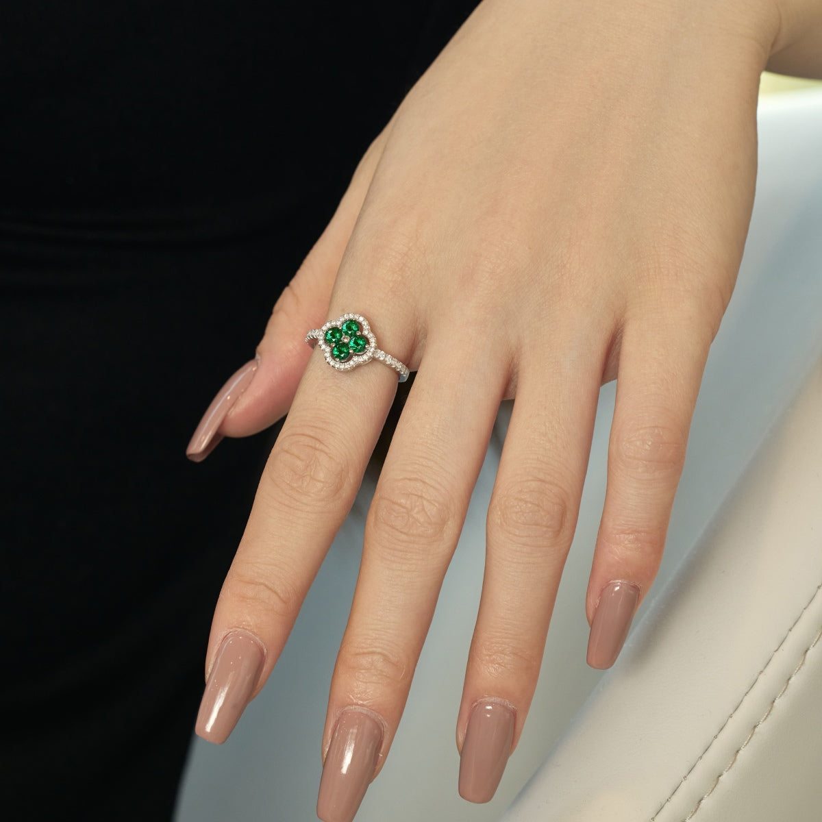 [Raffine] Anillo con diseño de flor de trébol de cuatro hojas