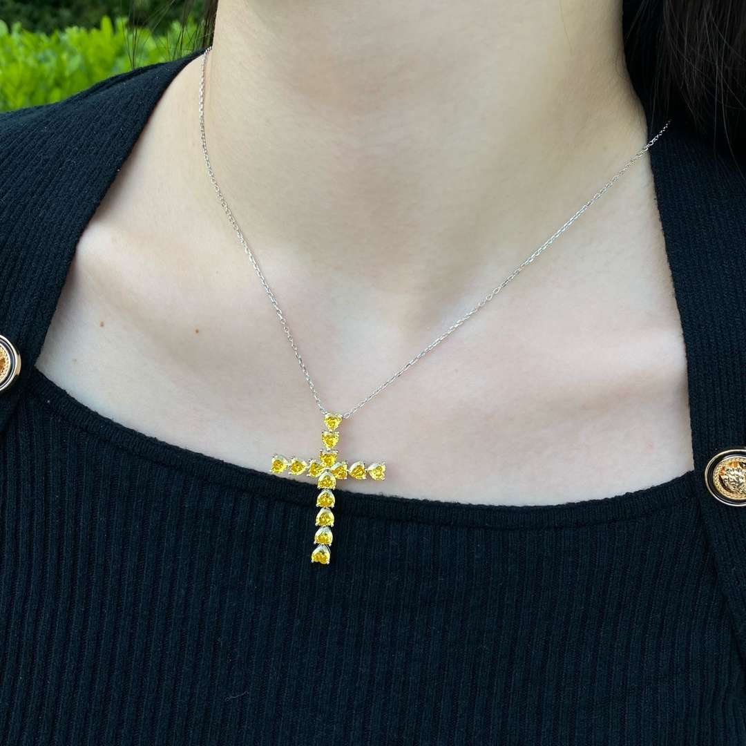 [Raffine]Radiant Cross Shape Necklace