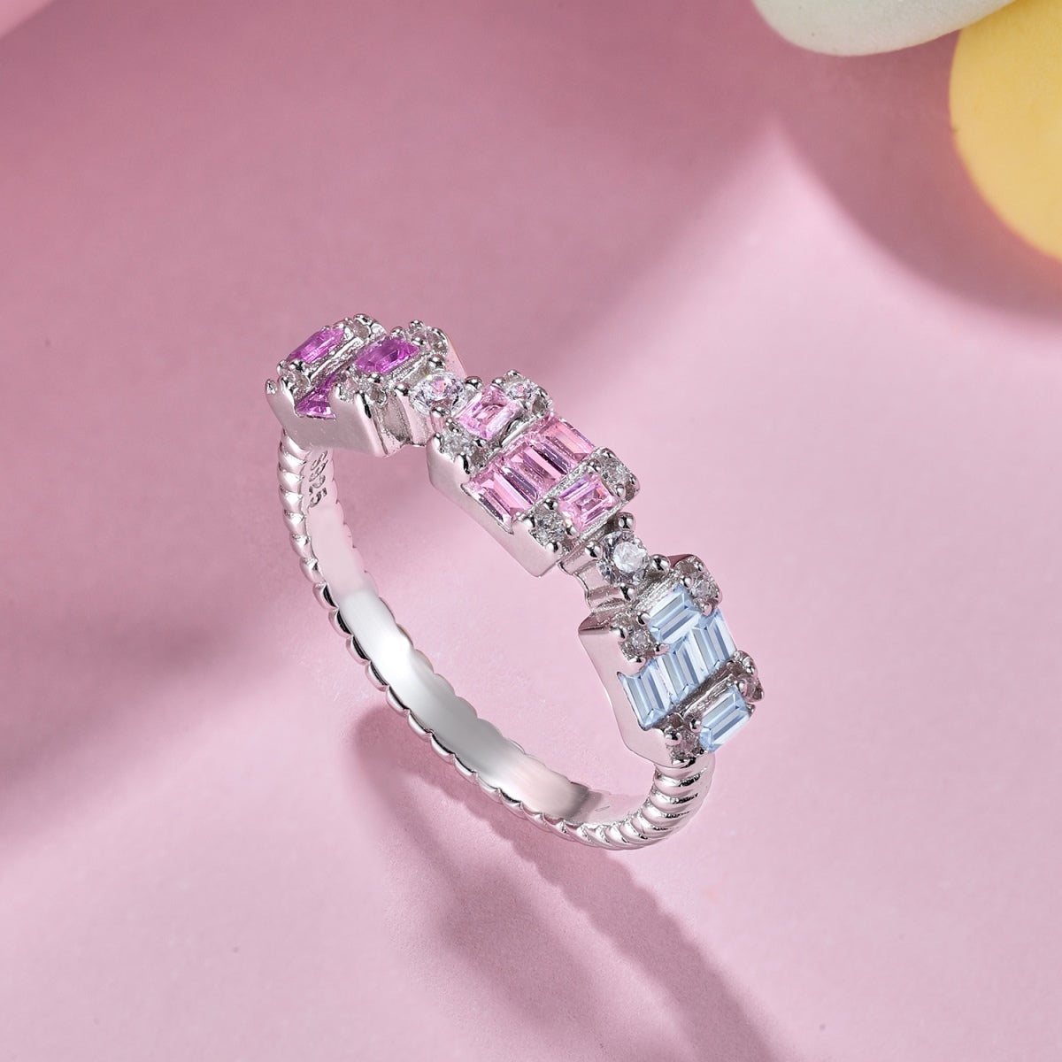 [Raffine] Anillo de fiesta único y colorido con corte esmeralda