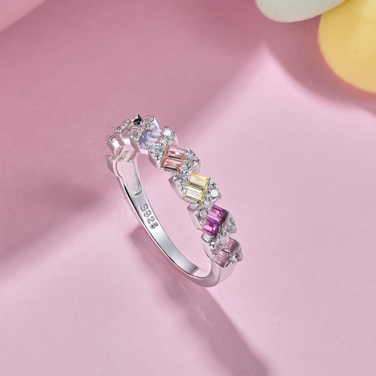 [Raffine] Anillo diario delicado con corte esmeralda vibrante