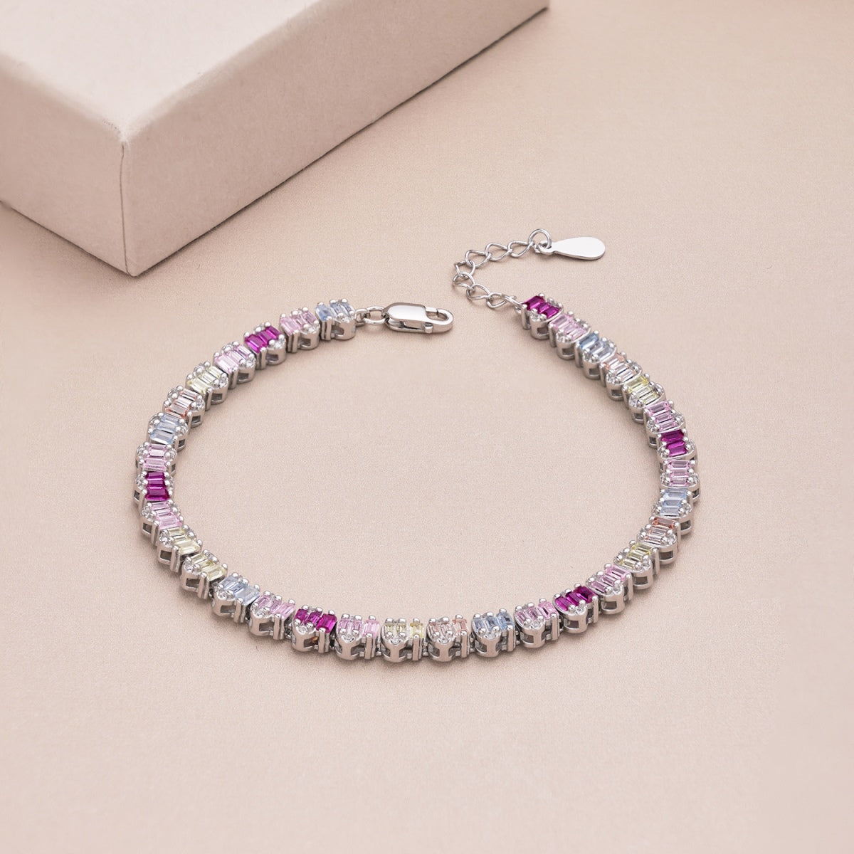 [Raffine] Delicada pulsera de fiesta con corte esmeralda colorido