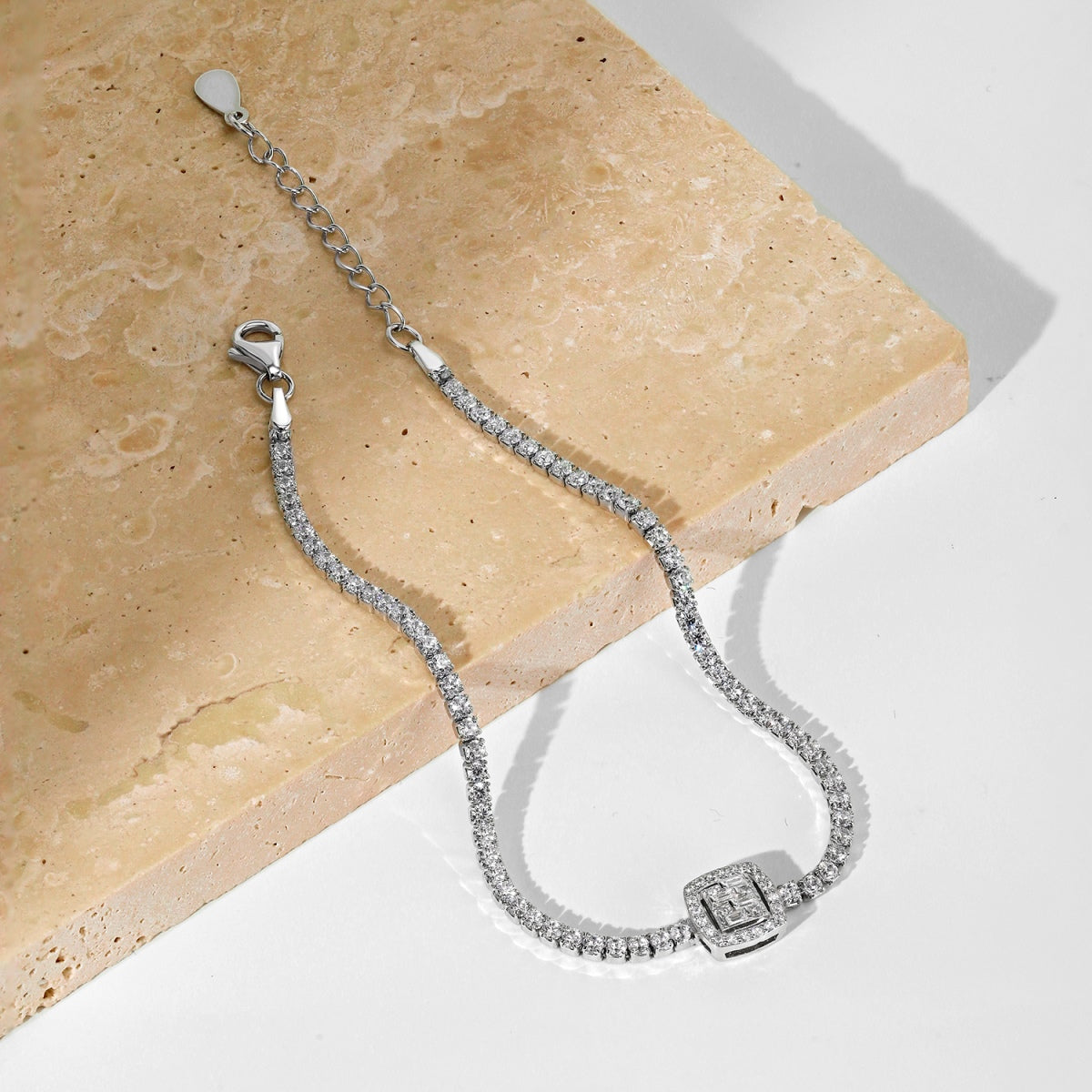 [Raffine] Lujosa pulsera de banquete con forma cuadrada deslumbrante