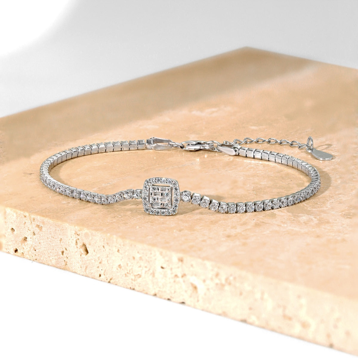 [Raffine] Lujosa pulsera de banquete con forma cuadrada deslumbrante