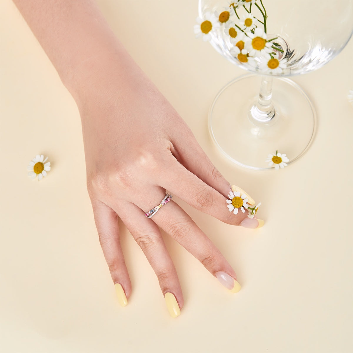 [Raffine] Anillo de fiesta elegante y energético con corte radiante