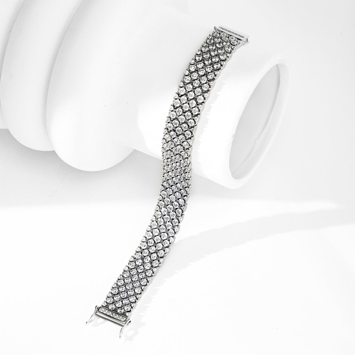 [Raffine]Pulsera de fiesta elegante y ornamentada con corte redondo