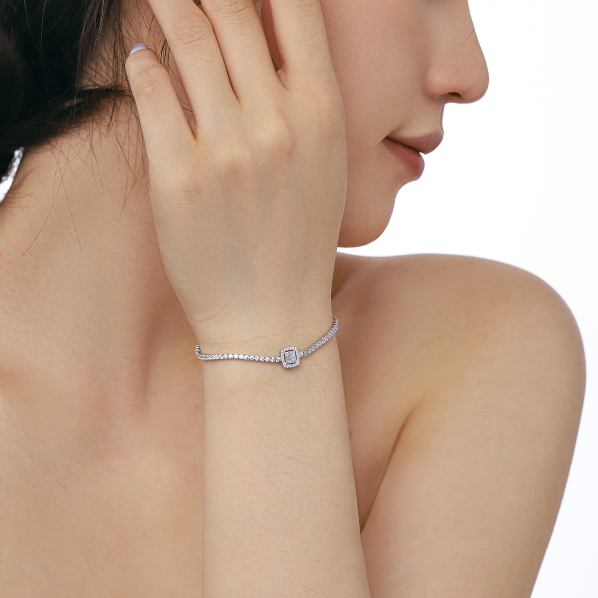 [Raffine] Lujosa pulsera de banquete con forma cuadrada deslumbrante