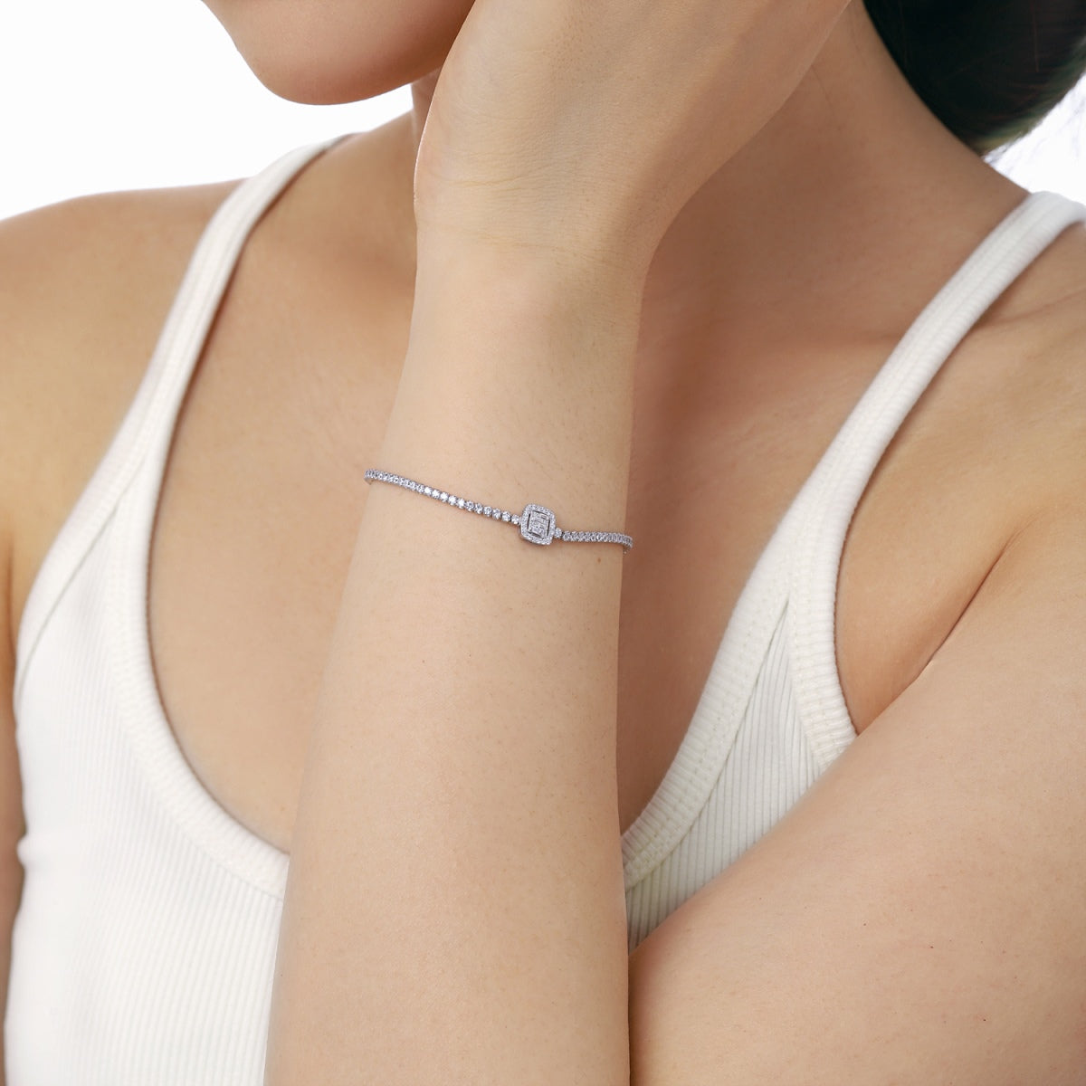 [Raffine] Lujosa pulsera de banquete con forma cuadrada deslumbrante