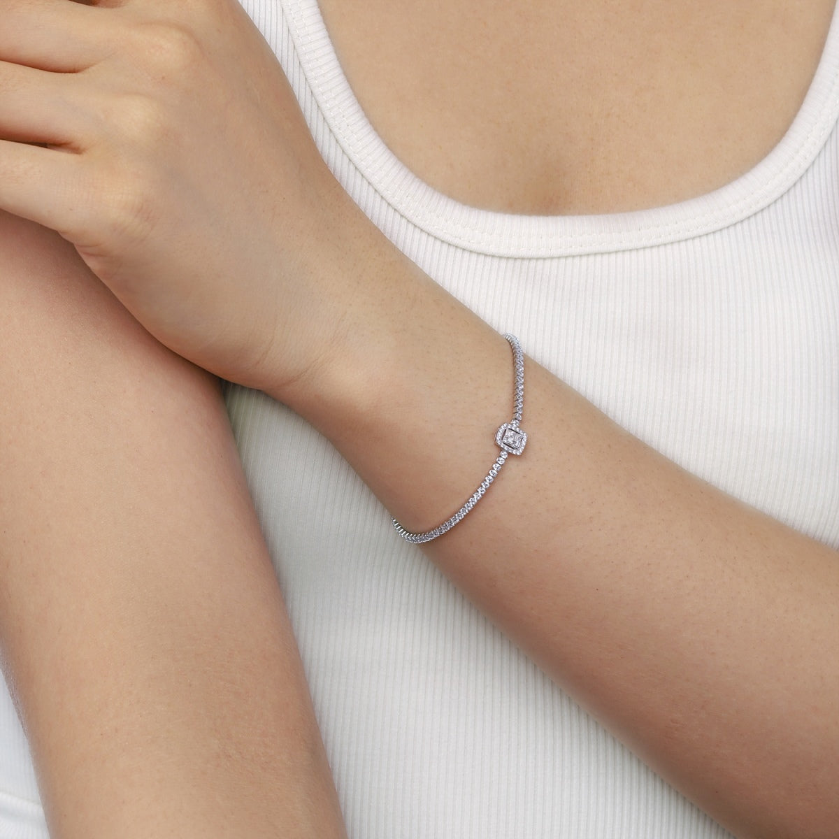 [Raffine] Lujosa pulsera de banquete con forma cuadrada deslumbrante