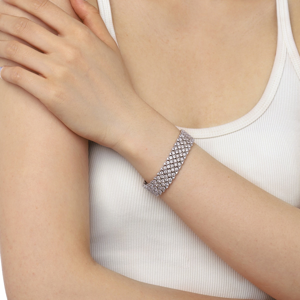 [Raffine]Pulsera de fiesta elegante y ornamentada con corte redondo