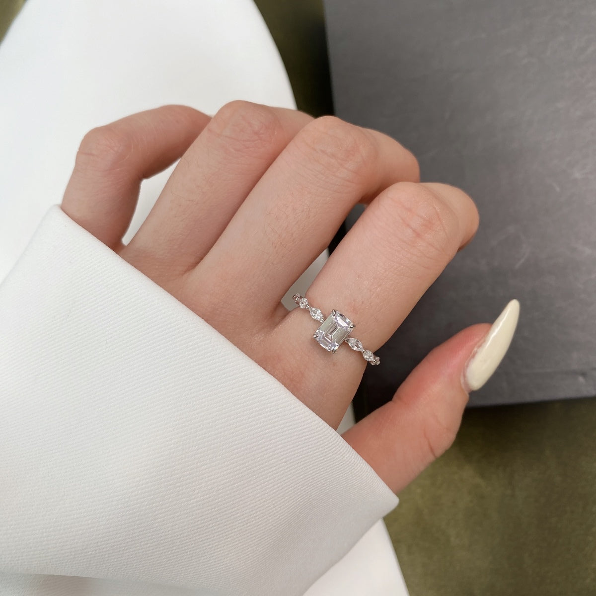 [Raffine] Anillo diario delicado y resplandeciente de corte radiante de 1.0 quilates