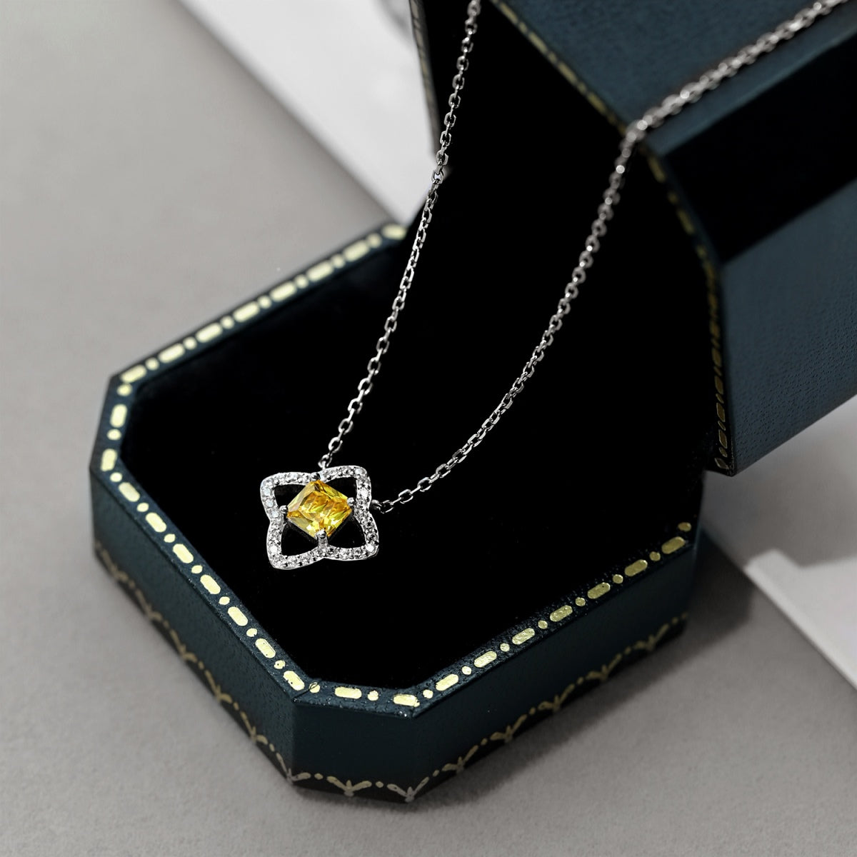 [Raffine]Exquisite Flower Shape Princess Cut Necklace