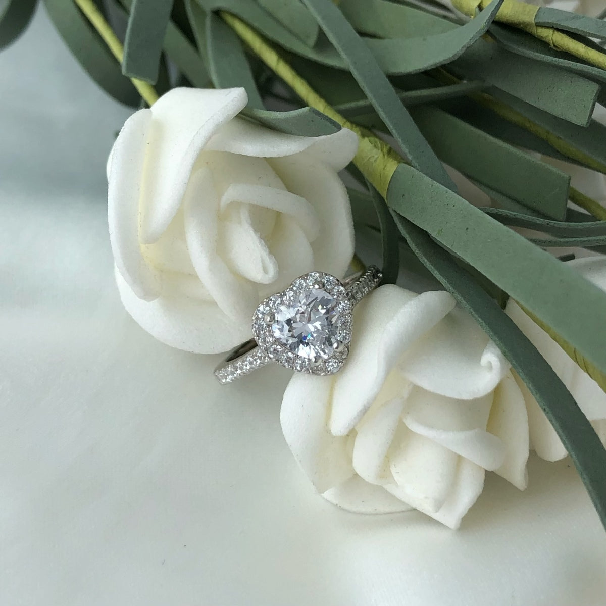 [Raffine] Anillo romántico con forma de corazón llamativo Eternity