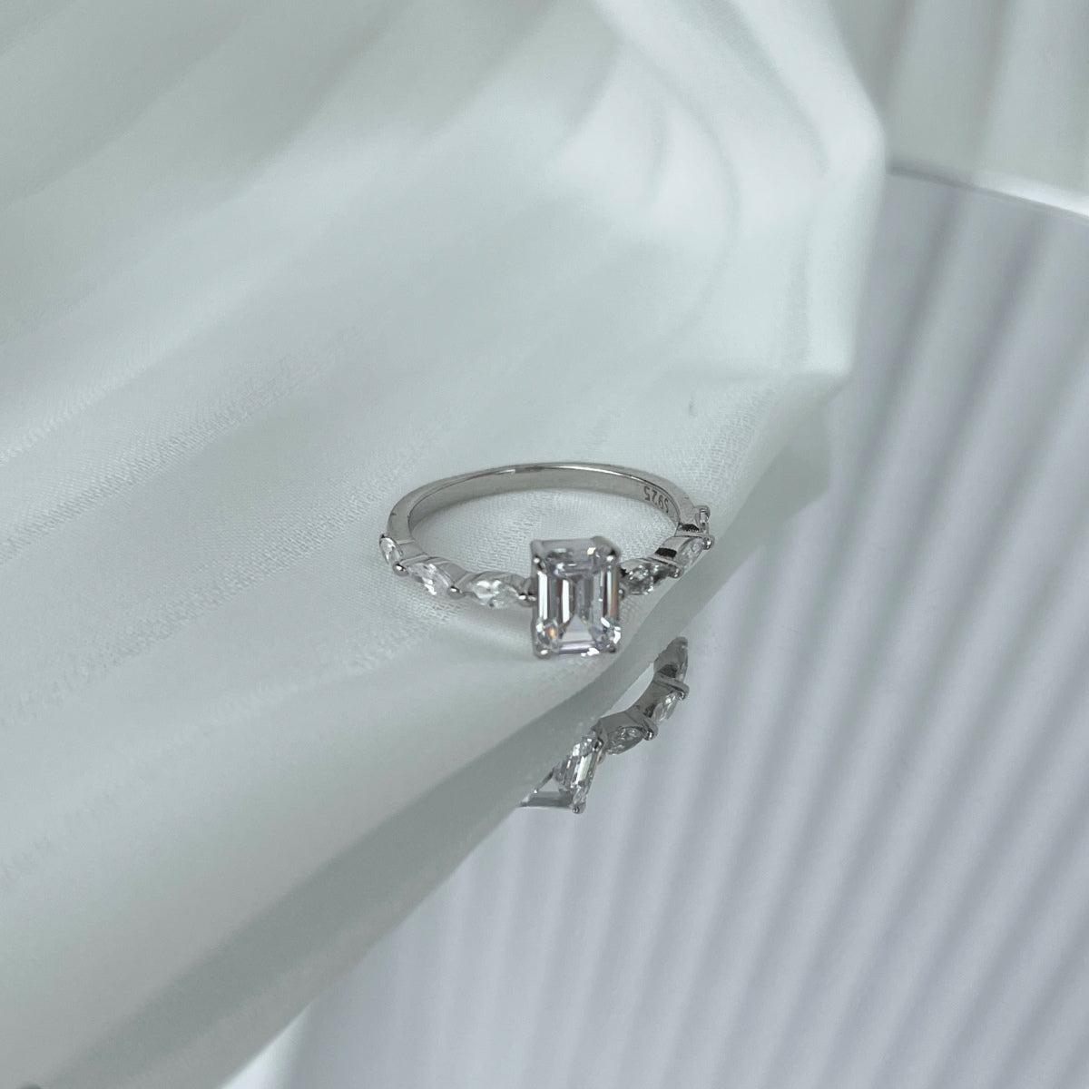 [Raffine] Anillo diario delicado y resplandeciente de corte radiante de 1.0 quilates