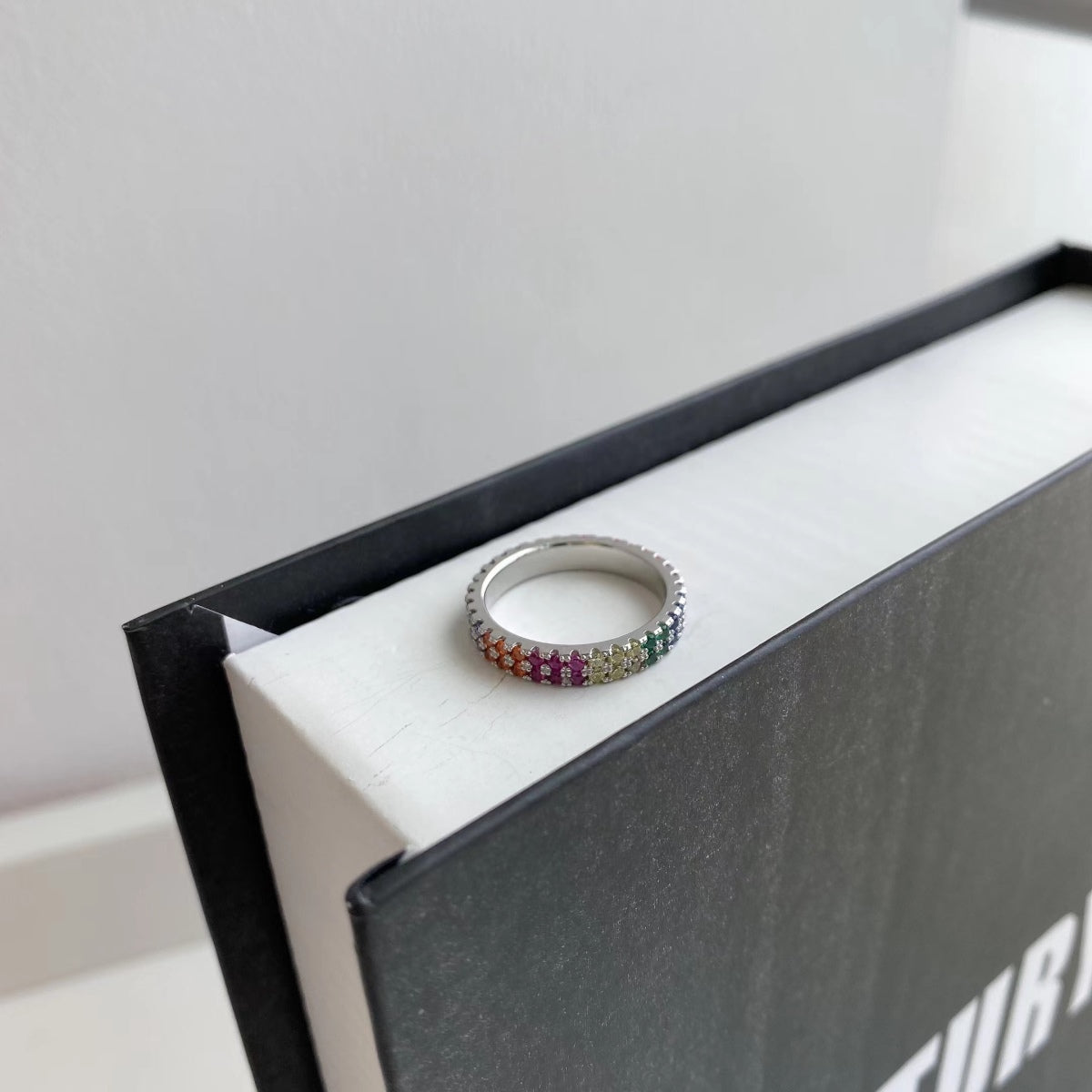 [Raffine] Anillo de tenis único, colorido y de corte redondo