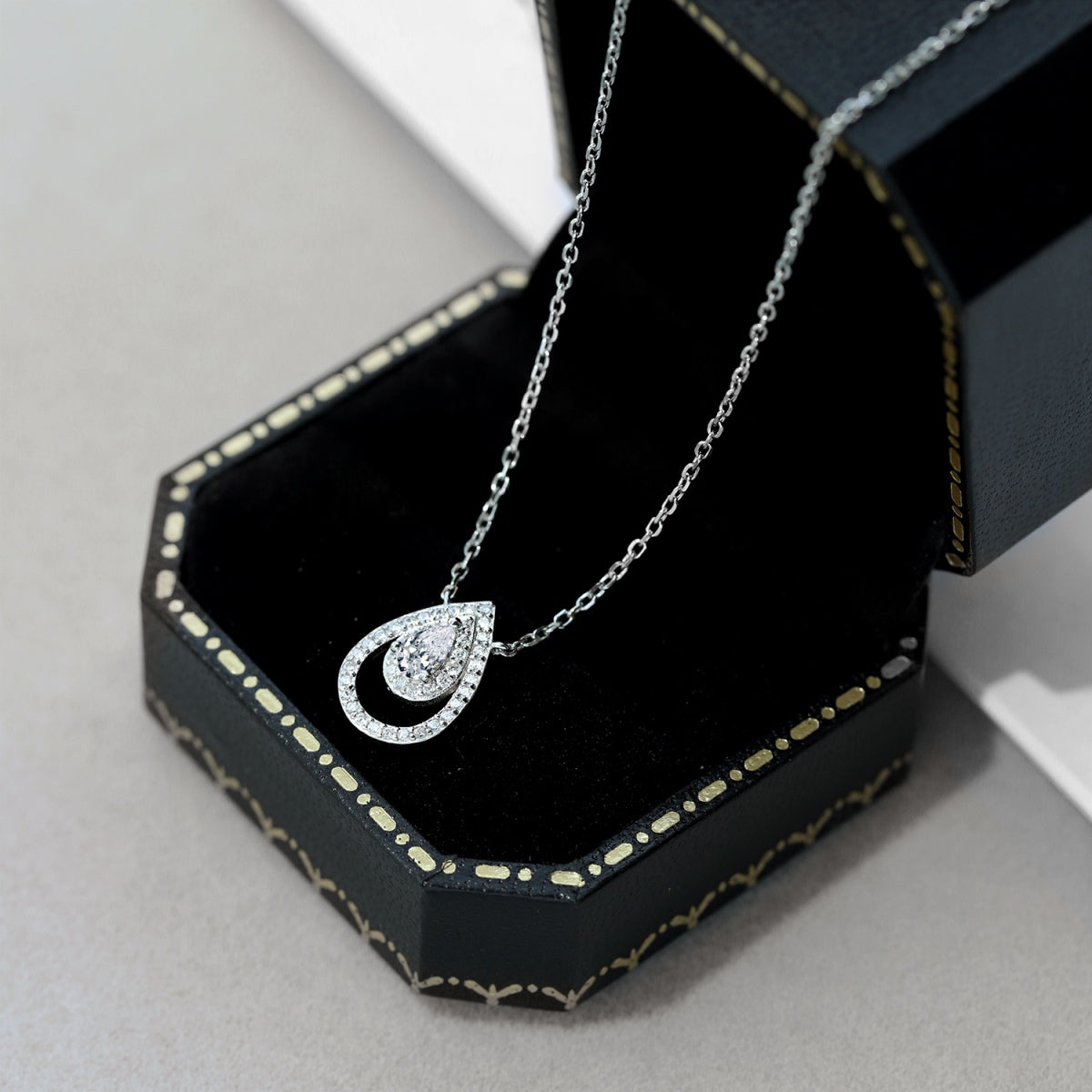 [Raffine]Sparkling Pear Cut Necklace
