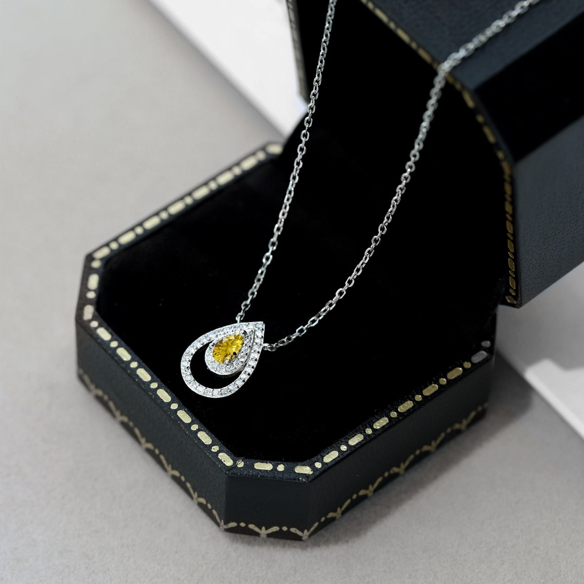 [Raffine]Sparkling Pear Cut Necklace