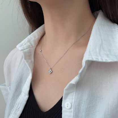 [Raffine]Delicate Flower Shape Necklace