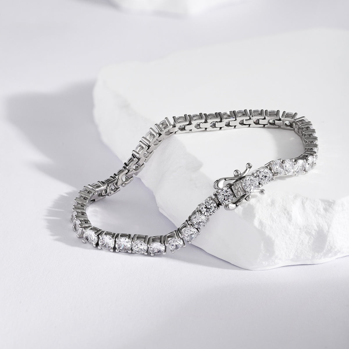 [Raffine] Lujosa pulsera de tenis con corte redondo ornamentado