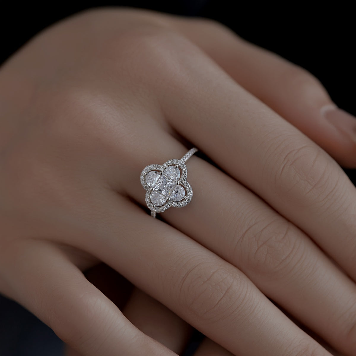 [Raffine] Lujoso anillo de banquete con forma de flor de eternidad