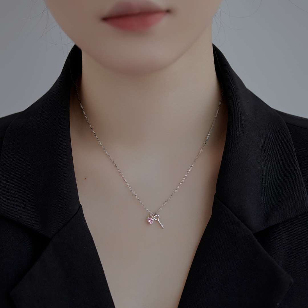 [Raffine]Unique Heart Shape Key Pendent Necklace
