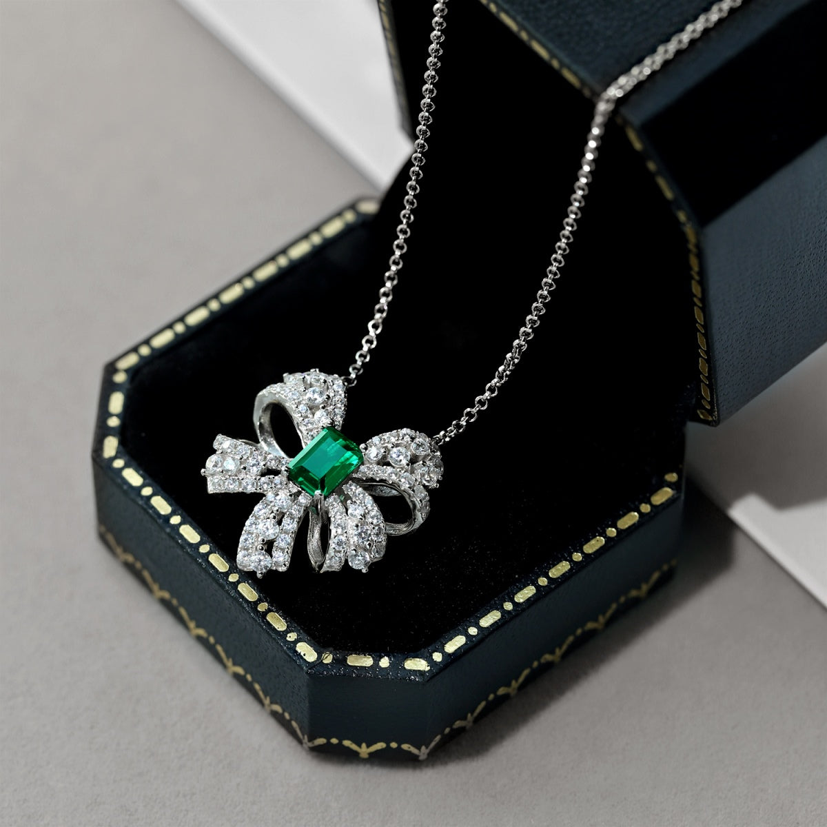 [Raffine]Luxurious Flower Shape Emerald Cut Necklace