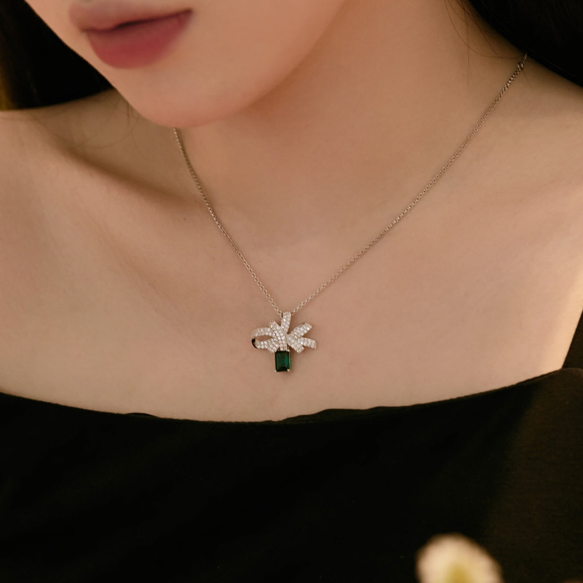 [Raffine]Luxurious Flower Shape Emerald Cut Necklace