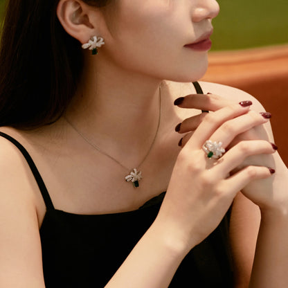 [Raffine]Luxurious Flower Shape Emerald Cut Necklace