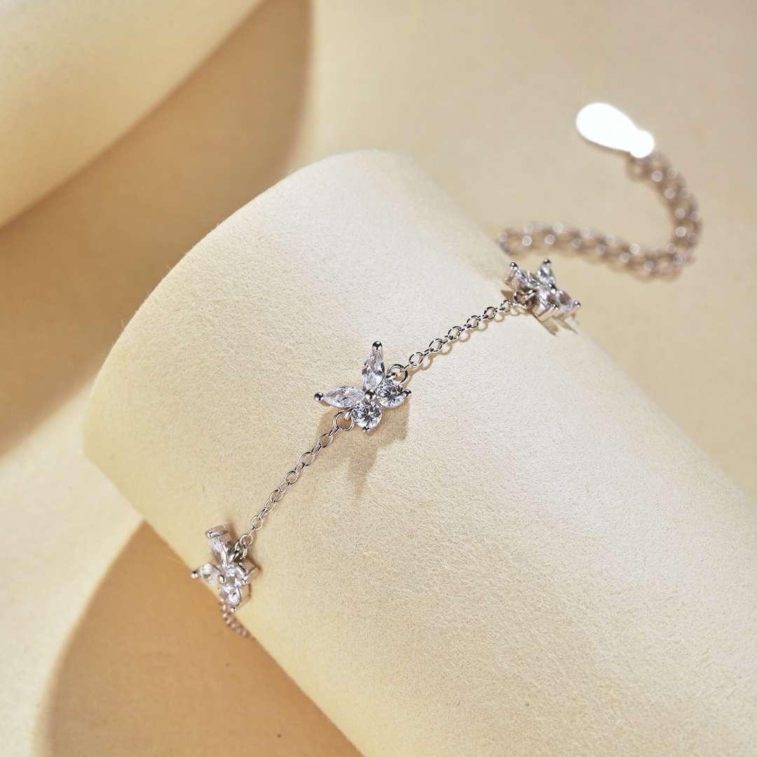 [Raffine]Collar con forma de mariposa radiante