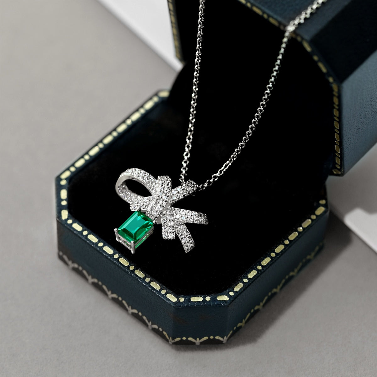 [Raffine]Luxurious Flower Shape Emerald Cut Necklace