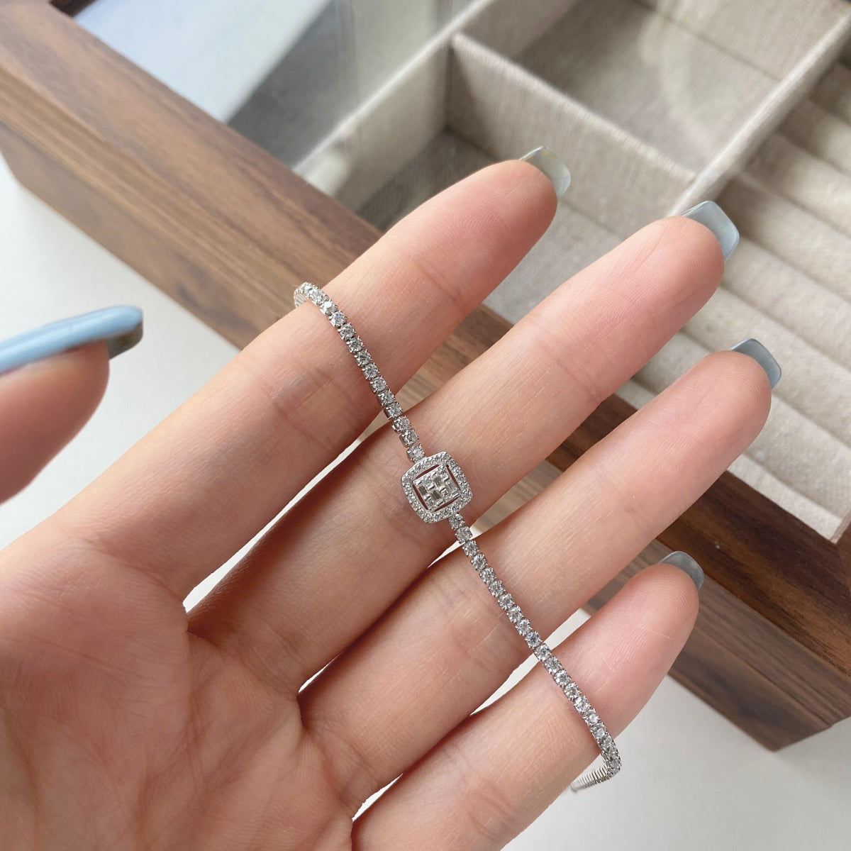[Raffine] Lujosa pulsera de banquete con forma cuadrada deslumbrante