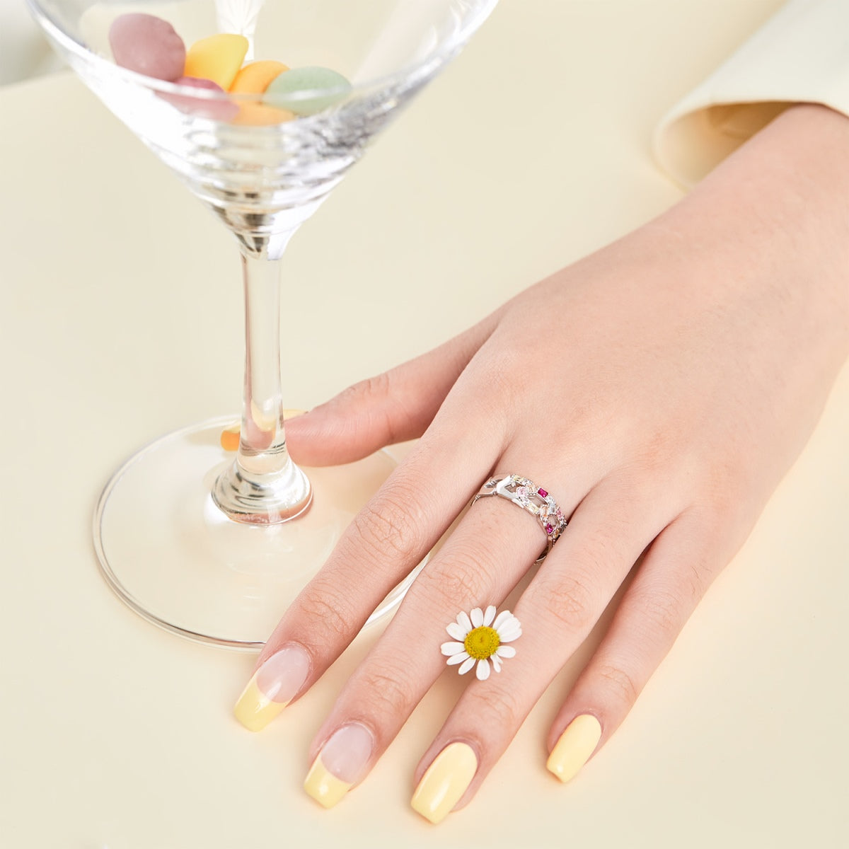 [Raffine] Anillo diario brillante y vibrante con corte esmeralda