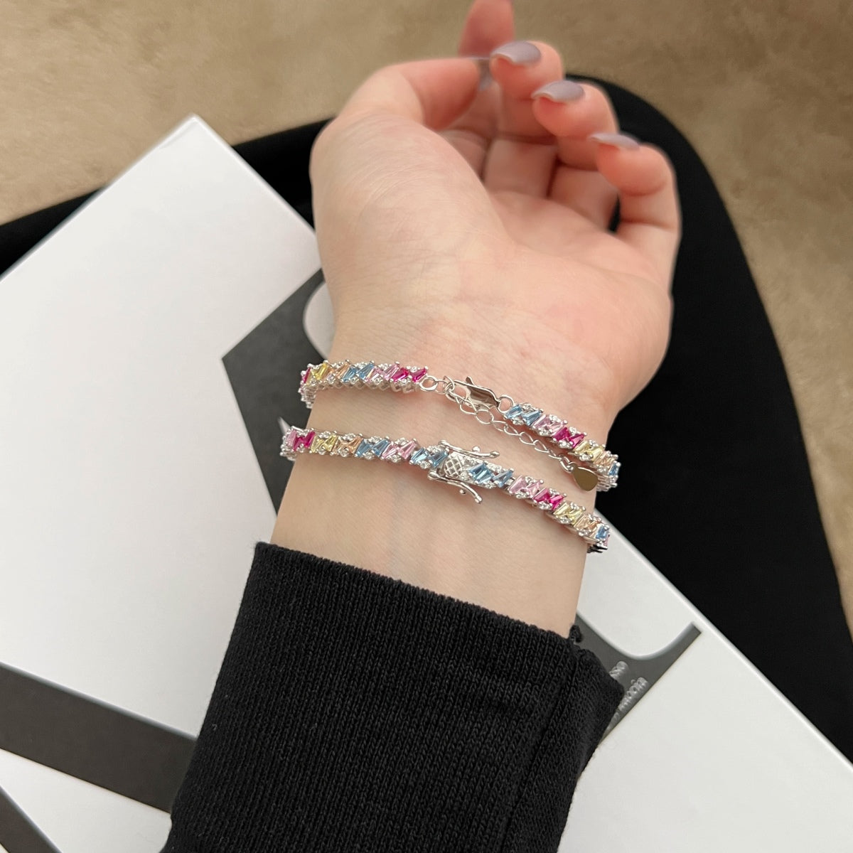 [Raffine]Pulsera de fiesta adornada con brillantes y cortes múltiples