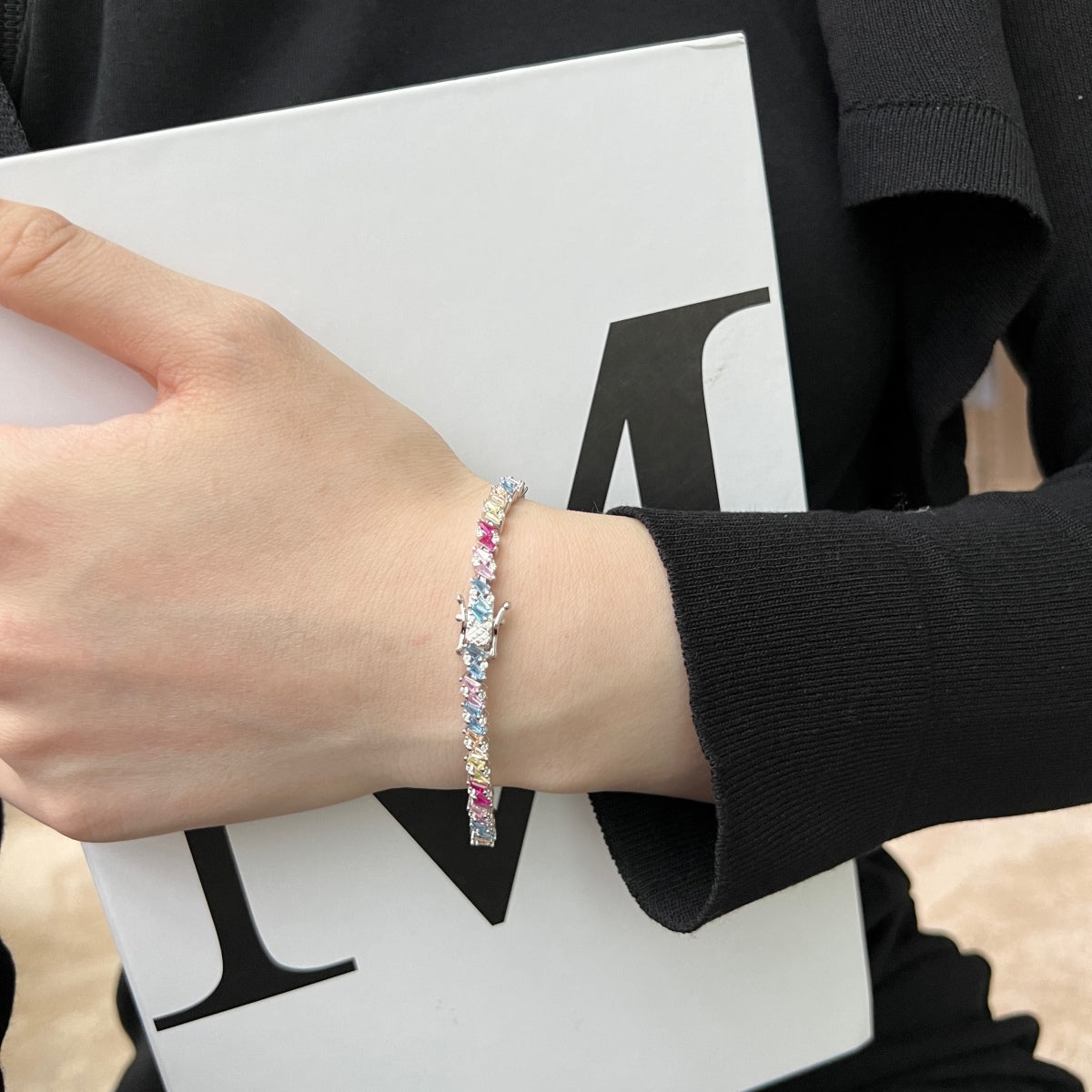 [Raffine]Pulsera de fiesta adornada con brillantes y cortes múltiples