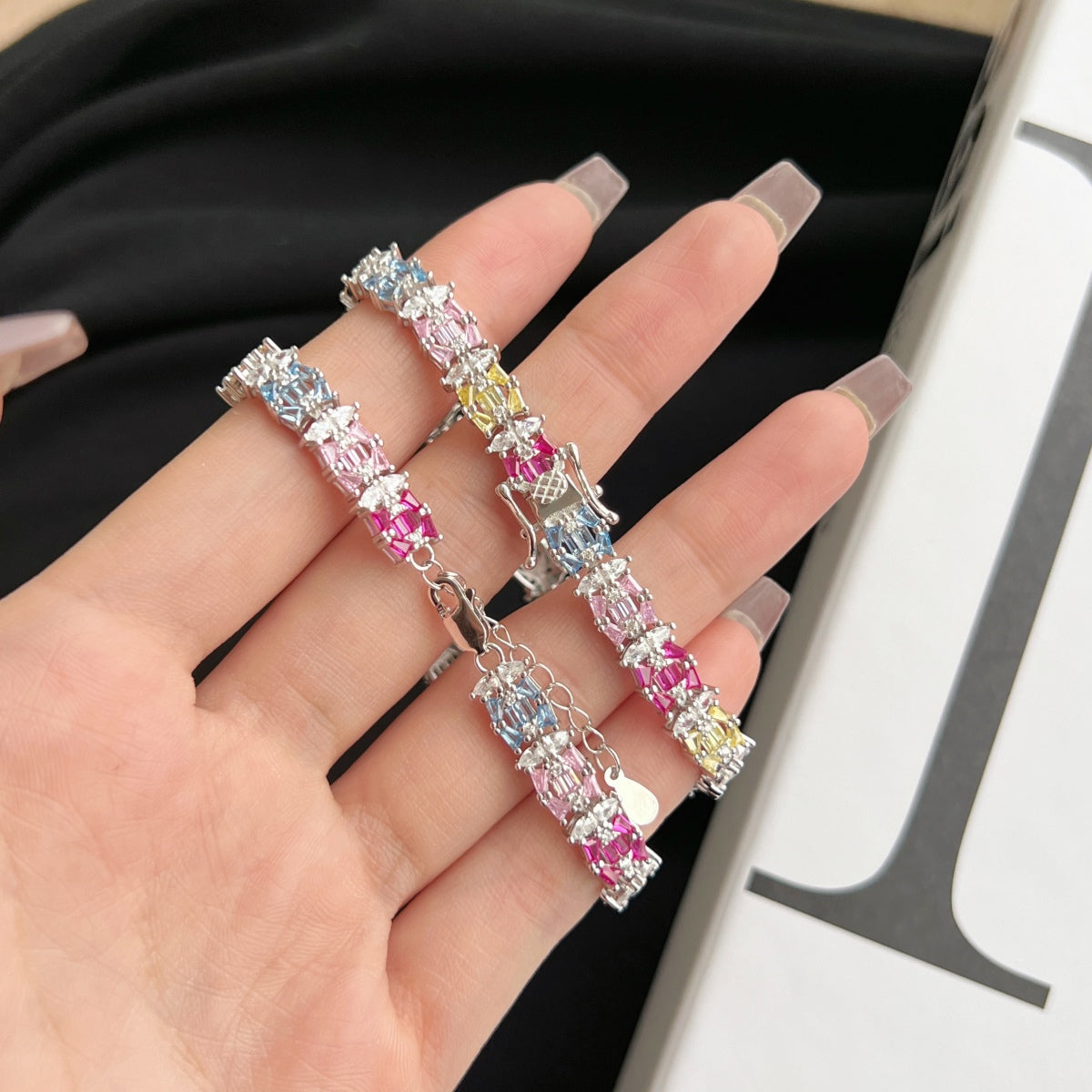 [Raffine] Delicada pulsera de fiesta con múltiples cortes y colores