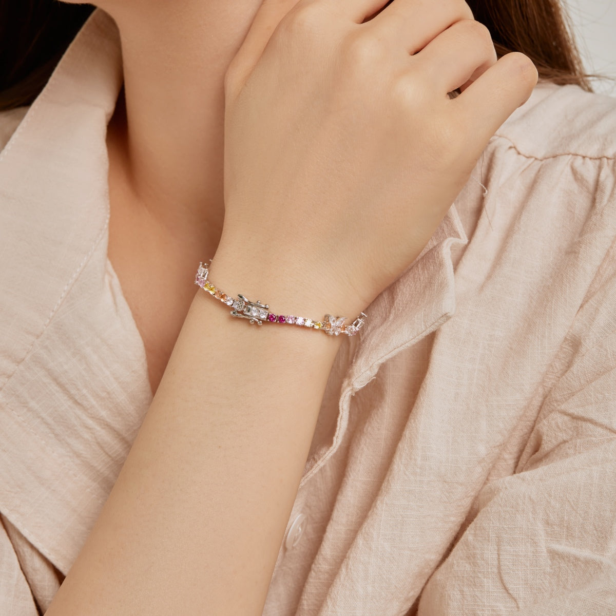 [Raffine] Pulsera diaria con corte redondo y forma de mariposa colorida y ornamentada