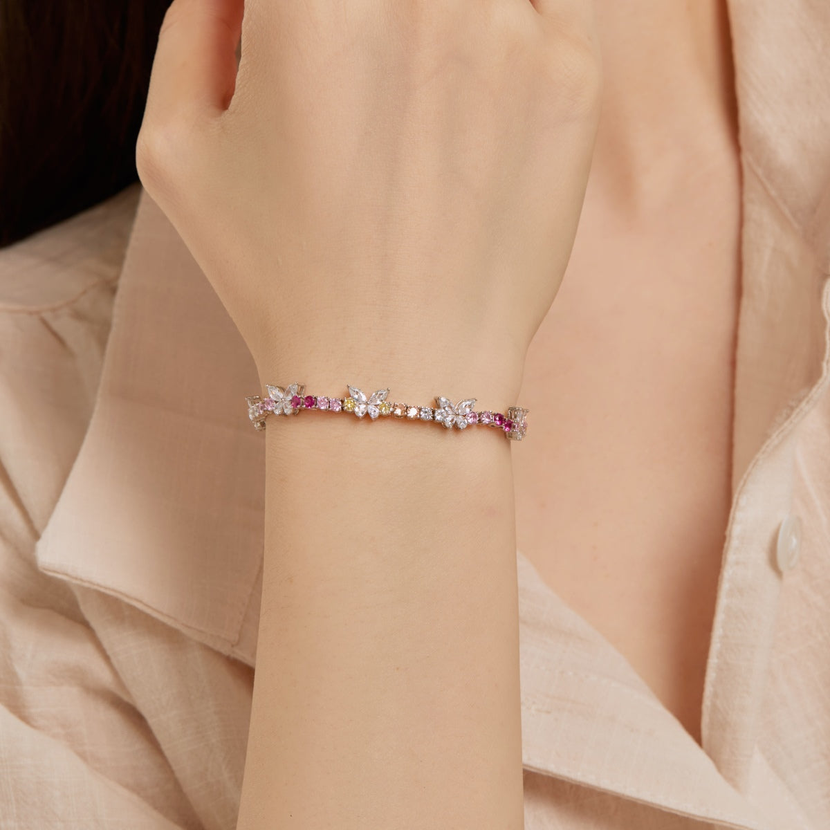 [Raffine] Pulsera diaria con corte redondo y forma de mariposa colorida y ornamentada