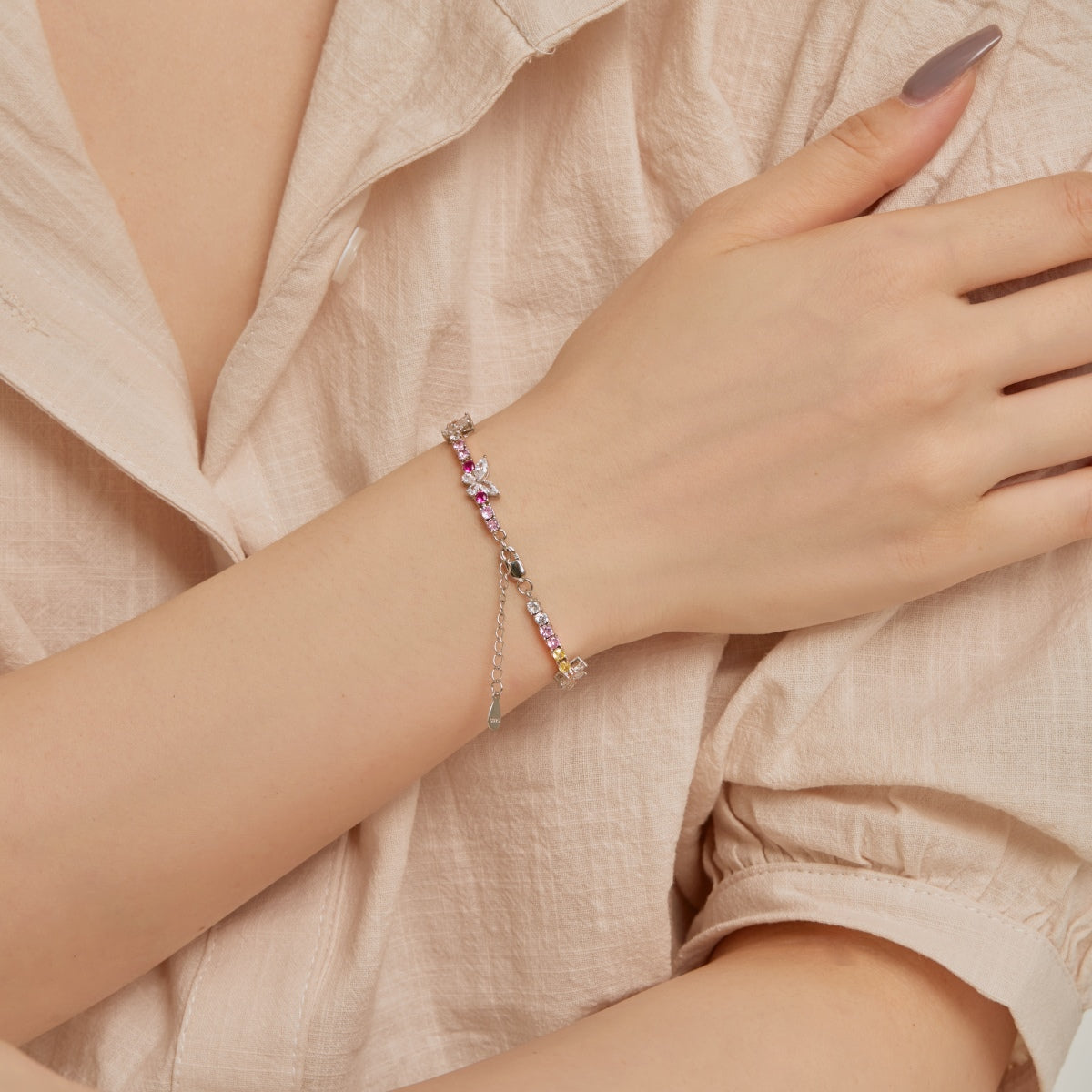 [Raffine] Pulsera diaria con corte redondo y forma de mariposa colorida y ornamentada
