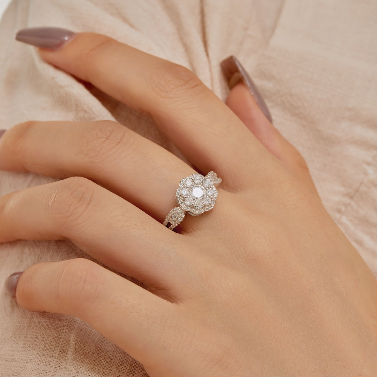 [Raffine] Anillo de bodas delicado y colorido con forma de flor tallada redonda