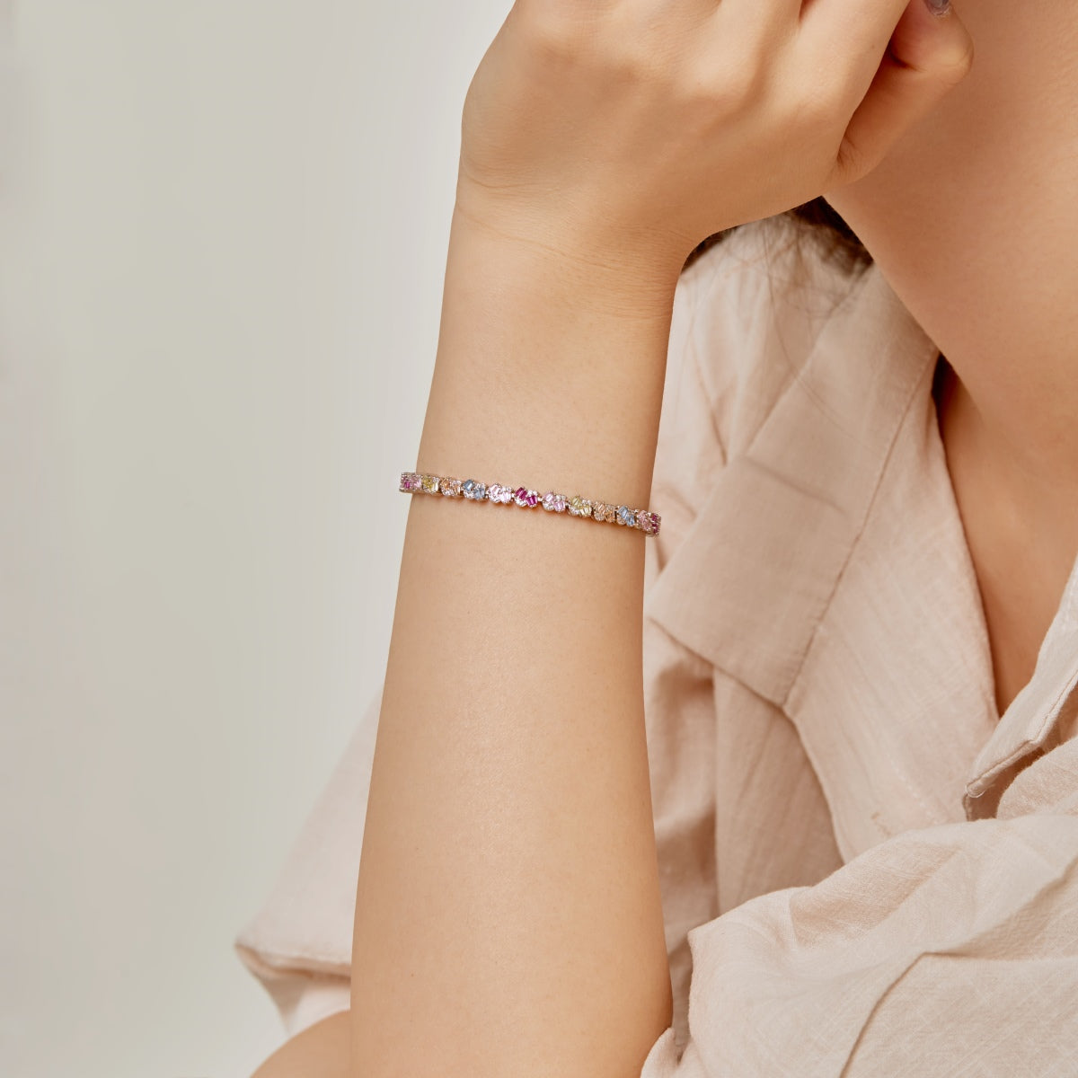 [Raffine] Pulsera de fiesta con forma de flor colorida y ornamentada