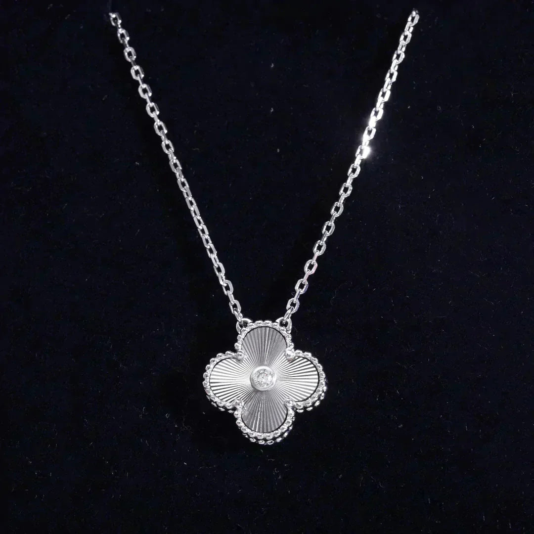 [Raffine] COLLAR DE PLATA CON LÁSER Y DIAMANTES DE TRÉBOL DE 15 MM
