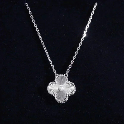 [Raffine] COLLAR DE PLATA CON LÁSER Y DIAMANTES DE TRÉBOL DE 15 MM
